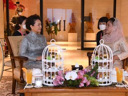 Iriana Jokowi dan Madam Peng Liyuan Bertukar Alat Musik Tradisional