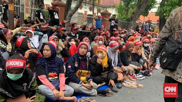 Jelang sidang putusan terdakwa kasus perkosaan santriwati Moch Subchi Azal Tsani (MSAT) alias Bechi, Kamis (17/11), ratusan simpatisan anak kiai Jombang itu sudah memadati depan Gedung Pengadilan Negeri (PN) Surabaya. (CNNIndonesia/Farid)