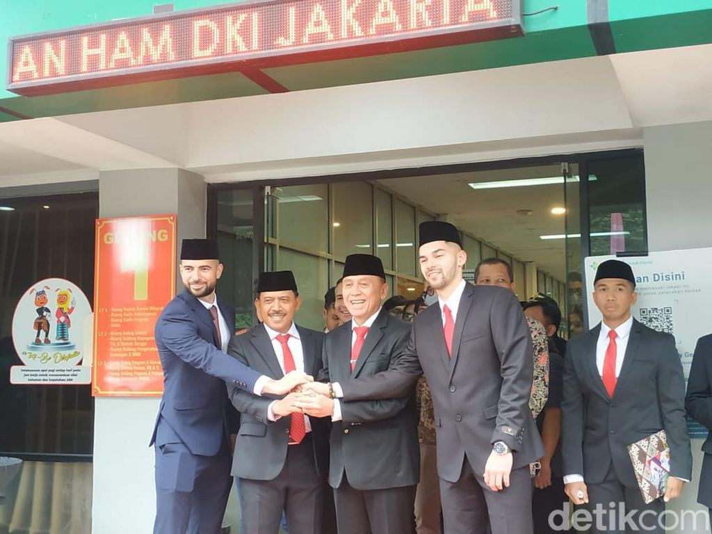Berpeci, Gaya Jordi Amat-Sandy Walsh Saat Berikrar Jadi WNI Berpeci, Gaya Jordi Amat-Sandy Walsh Saat Berikrar Jadi WNI