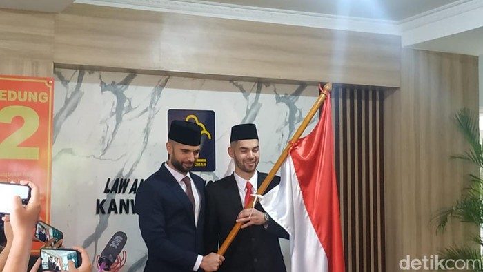Jordi Amat dan Sandy Walsh