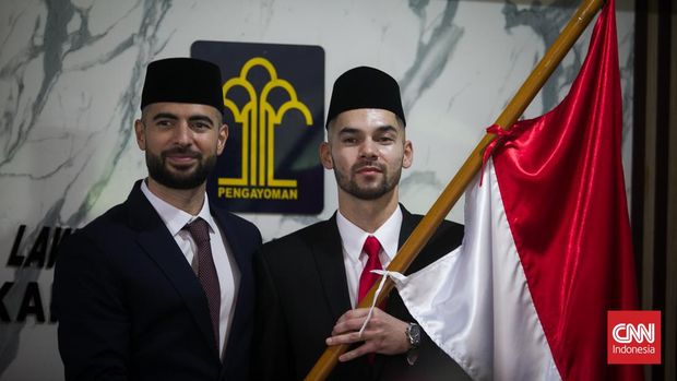 Pesepakbola Sandy Walsh dan Jordi Amat usai menjalani Sumpah Janji Setia Kewarganegaraan di Kantor Wilayah (Kanwil) Kementerian Hukum dan HAM DKI Jakarta, Kamis (17/11/2022). (CNN Indonesia/Adi Ibrahim)