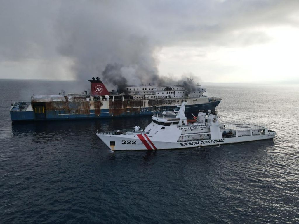Kapal Patroli Bakamla Evakuasi Kapal Penumpang Terbakar di Selat Bali
