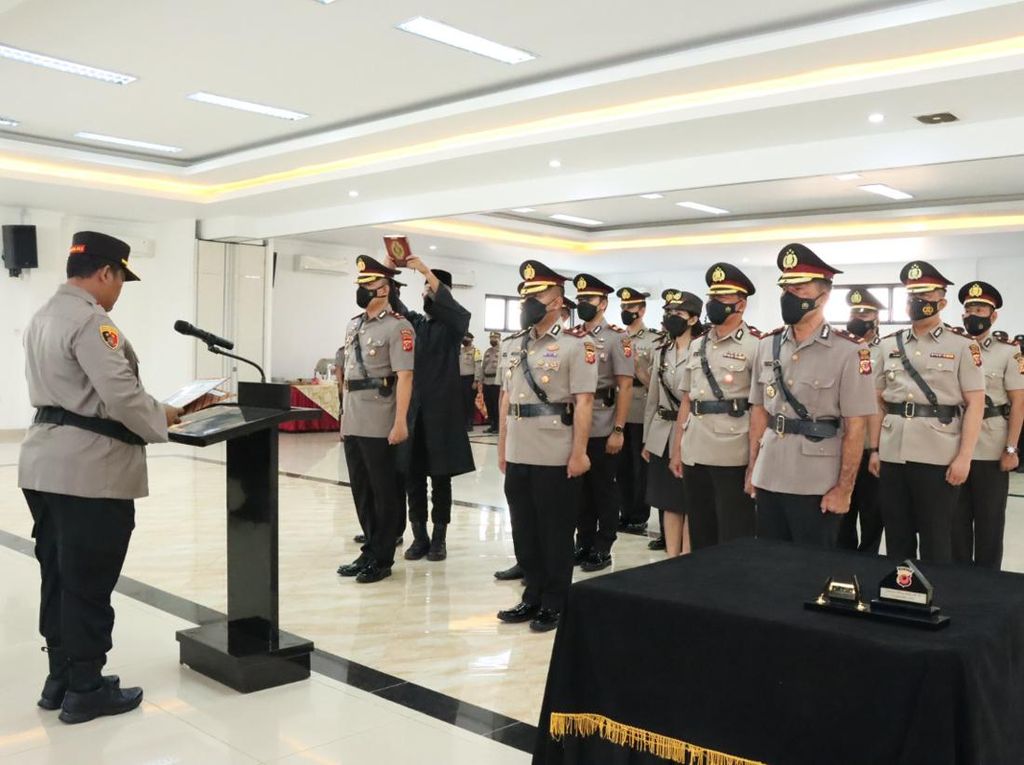 7 Kapolsek Polres Bogor Dirotasi, Kasat Reskrim Dijabat AKP Yohanes 7 Kapolsek Polres Bogor Dirotasi, Kasat Reskrim Dijabat AKP Yohanes