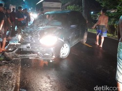 Mobil Ringsek Usai Tabrak Rumah Warga di Pangandaran