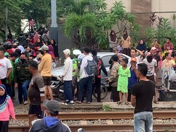 Penampakan TKP Mobil Tertabrak KRL di Jakbar