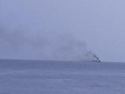 Dramatis! Ratusan Penumpang Dievakuasi saat Kapal Mutiara Timur I Terbakar di Selat Bali