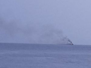 Dramatis! Ratusan Penumpang Dievakuasi saat Kapal Mutiara Timur I Terbakar di Selat Bali Dramatis! Ratusan Penumpang Dievakuasi saat Kapal Mutiara Timur I Terbakar di Selat Bali