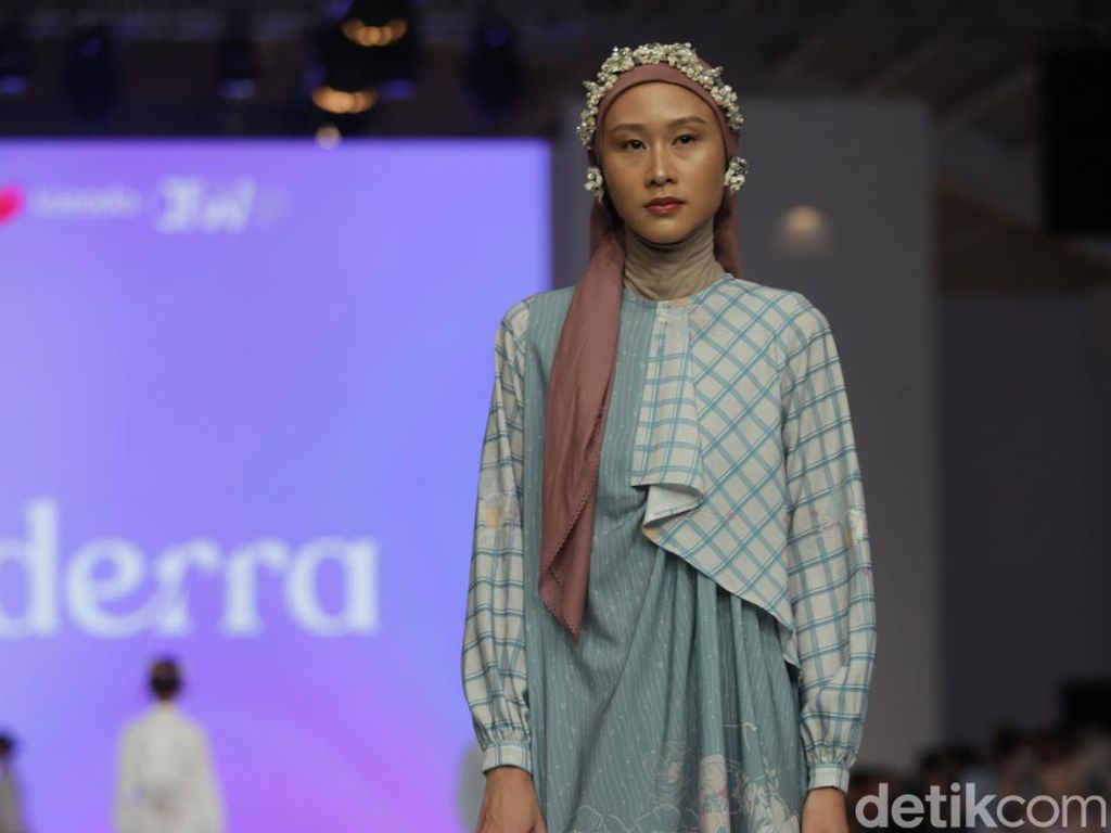 10 Busana Muslim Ederra di JFW 2023, Outfit Layering dalam Warna Pastel