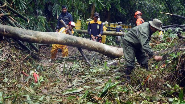 Diguyur Hujan Lebat, Jalur Wisata Serang-Anyer Tertutup Longsor