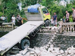 Tak Kuat Nanjak, Truk Tabrak Pagar Masjid di Jalan Sermo Kulon Progo