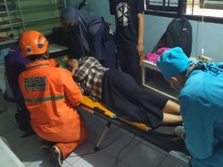 Mahasiswi di Kediri Dilarikan ke RS gegara Tertimpa Dahan Pohon Saat Hujan