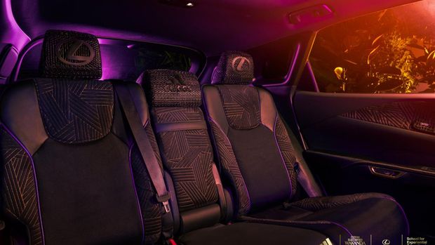 Lexus bekerja sama dengan Adidas memodifikasi RX 500h F Sport memeriakan film Black Panther: Wakanda Forever.