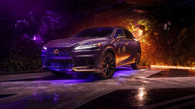 Lexus bekerja sama dengan Adidas memodifikasi RX 500h F Sport memeriakan film Black Panther: Wakanda Forever.