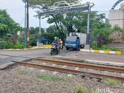 Kesaksian Petugas soal Sedan Tertabrak KRL: Sudah Disetop tapi Sopir Lalai