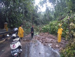 Ada Tanah Longsor, Jalan Alternatif Serang Arah Anyer Tak Bisa Dilintasi