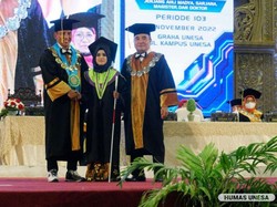 Lulus dengan Predikat Cum Laude, Wisudawan Disabilitas Unesa Dihadiahi S2