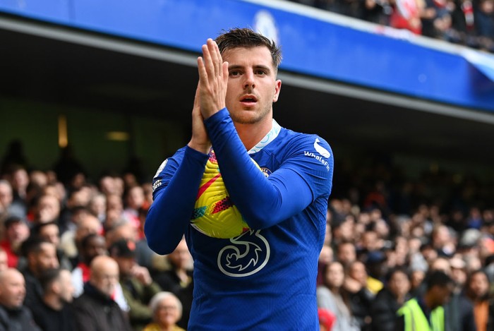 LONDON, ENGLAND - NOVEMBER 06: Mason Mount of Chelsea acknowledges the fans during the Premier League match between Chelsea FC and Arsenal FC at Stamford Bridge on November 06, 2022 in London, England. (Photo by Darren Walsh/Chelsea FC via Getty Images)