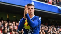 Mason Mount menggila di era Thomas Tuchel, dan menjadi pemain penting di lini tengah. Namun sejak Tuchel dipecat, ia tersisih. Kabarnya, Mount bakal cabut pada musim panas mendatang, dan bisa saja dibawa Tuchel ke Bayern. (Foto: Getty Images)