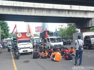 Massa Buruh Tuntut UMK Naik 13% Macetkan Bundaran Waru Arah ke Surabaya