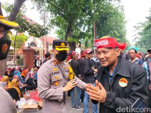 Pendukung Mas Bechi Bubar Usai Doa Bersama Pendukung Mas Bechi Bubar Usai Doa Bersama