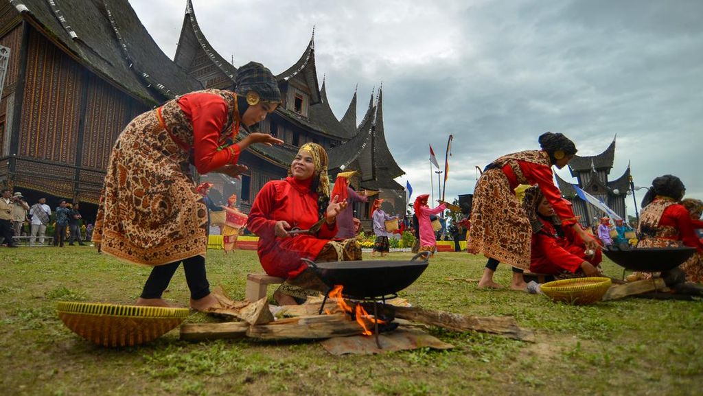 Melihat Keseruan Festival Pesona Minangkabau