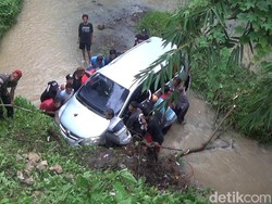 Hilang Kendali, Mobil Jemputan Anak Terperosok ke Sungai