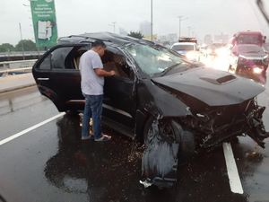 Mobil Kecelakaan hingga Ringsek di Km 16 Tol Dalkot, Lalin Tersendat