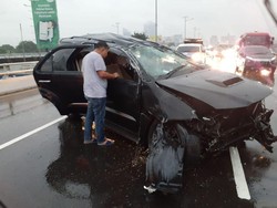 Mobil Kecelakaan hingga Ringsek di Km 16 Tol Dalkot, Lalin Tersendat