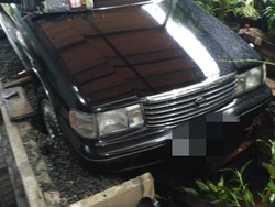 Mobilnya Terperosok ke Lubang Bekas Septic Tank, Warga Bogor Panggil Damkar