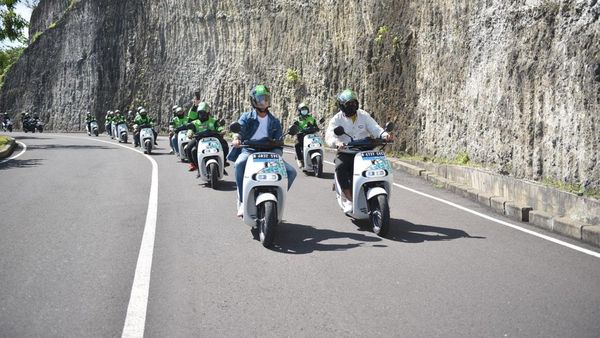 Momen Andre & Surya Touring Motor Listrik Electrum di Bali