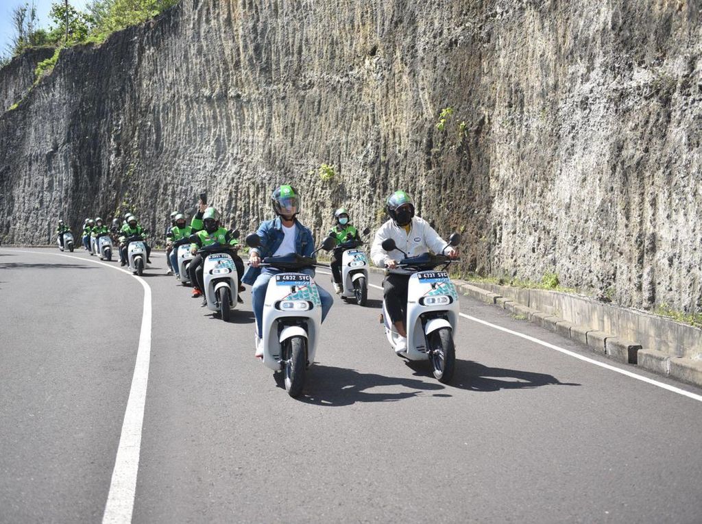 Momen Andre & Surya Touring Motor Listrik Electrum di Bali Momen Andre & Surya Touring Motor Listrik Electrum di Bali
