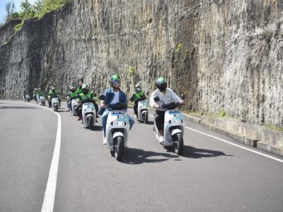 Momen Andre & Surya Touring Motor Listrik Electrum di Bali