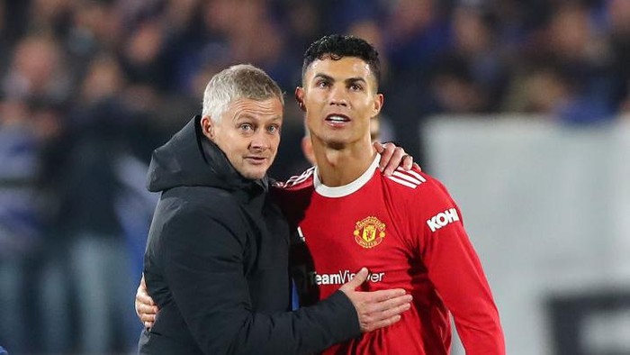 BERGAMO, ITALY - NOVEMBER 02: Manchester United Manager Ole Gunnar Solskjaer hugs Christiano Ronaldo of Manchester United after the UEFA Champions League group F match between Atalanta and Manchester United at Gewiss Stadium on November 02, 2021 in Bergamo, Italy. (Photo by Chloe Knott - Danehouse/Getty Images)