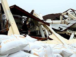 Pabrik Penggilingan Padi di Karawang Ambruk Diterpa Puting Beliung