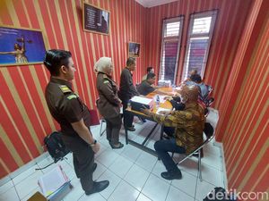 Kasus Penipuan, Eks Ketua DPRD Jabar Dijebloskan ke Rutan Kebonwaru Kasus Penipuan, Eks Ketua DPRD Jabar Dijebloskan ke Rutan Kebonwaru