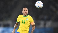 Bek kanan: Dani Alves. Foto: (Getty Images)