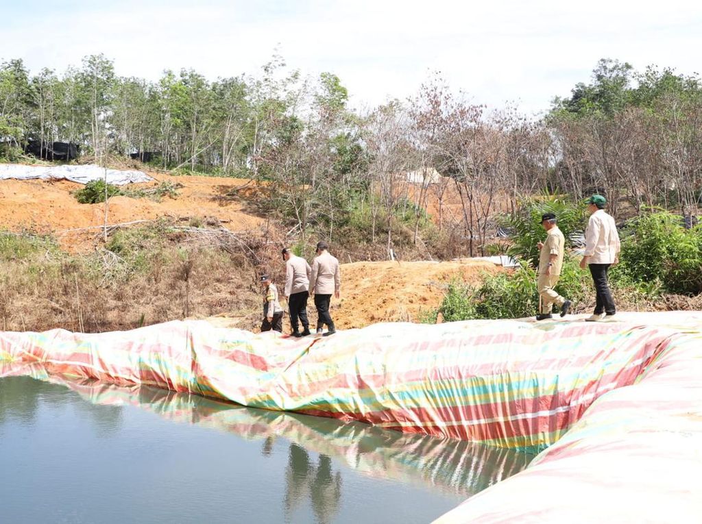 Sumur Minyak Ilegal Meledak Cemari Sungai, Pemkab Muba Ngadu ke KLHK Sumur Minyak Ilegal Meledak Cemari Sungai, Pemkab Muba Ngadu ke KLHK