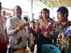 Pelajar SMA di Riau Kini Bisa Jajan Pakai e-Money di Kantin