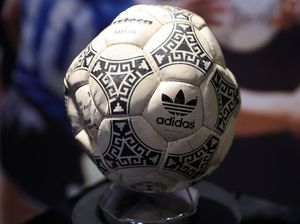 Video: Bola Gol Tangan Tuhan Maradona Dilelang, Harga Awal Rp 44,8 M