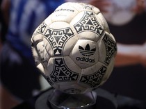 Video: Bola Gol Tangan Tuhan Maradona Dilelang, Harga Awal Rp 44,8 M