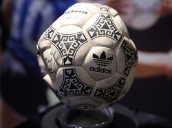 Video: Bola Gol Tangan Tuhan Maradona Dilelang, Harga Awal Rp 44,8 M