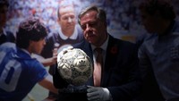 Bola yang dilelang itu, dengan motif terinspirasi oleh arsitektur dan mural peradaban Aztec, digunakan selama 90 menit penuh pada pertandingan 1986 antara Argentina dan Inggris. Penggunaan satu bola dalam pertandingan diterapkan selama bertahun-tahun sebelum peraturan sistem multi-bola diberlakukan di sepak bola. 