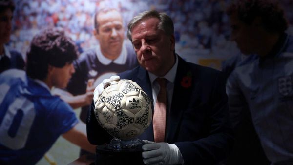 Penampakan Bola Gol Tangan Tuhan Maradona yang Bakal Dilelang