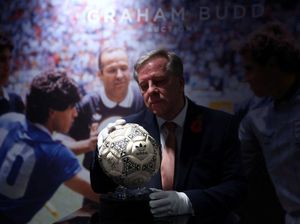 Penampakan Bola Gol Tangan Tuhan Maradona yang Bakal Dilelang