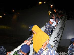 Penumpang Selamat KM Mutiara Timur I Tiba di Banyuwangi, 7 Dibawa ke RS Penumpang Selamat KM Mutiara Timur I Tiba di Banyuwangi, 7 Dibawa ke RS