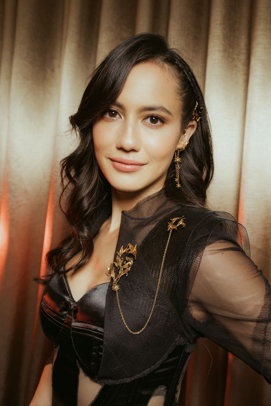 Gaya Stylish Pevita Pearce di Premiere 'Sri Asih'! Ini Sosok di Balik