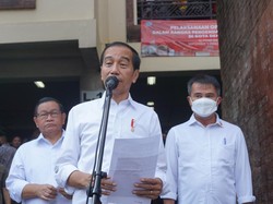 Saat Jokowi Doorstop dengan Wartawan Pakai Dua Bahasa