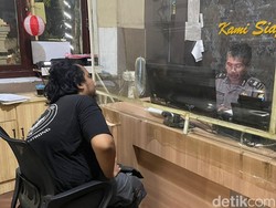 Seorang Pria Terluka Dikeroyok Massa Buruh Demo UMK di Surabaya