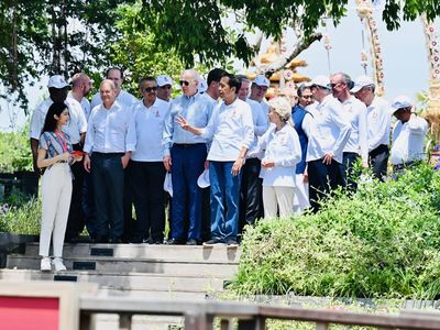 5 Foto Putu Ayu Saraswati Memandu Biden hingga Macron di Tahura Bali