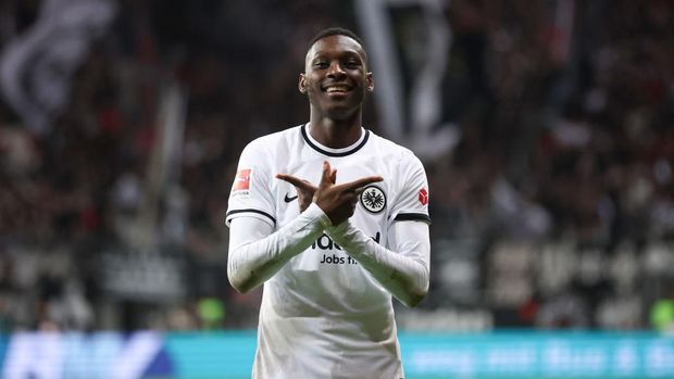 FRANKFURT AM MAIN, GERMANY - NOVEMBER 09: Randal Kolo Muani of Eintracht Frankfurt celebrates after scoring their sides second goal during the Bundesliga match between Eintracht Frankfurt and TSG Hoffenheim at Deutsche Bank Park on November 09, 2022 in Frankfurt am Main, Germany. (Photo by Alex Grimm/Getty Images)